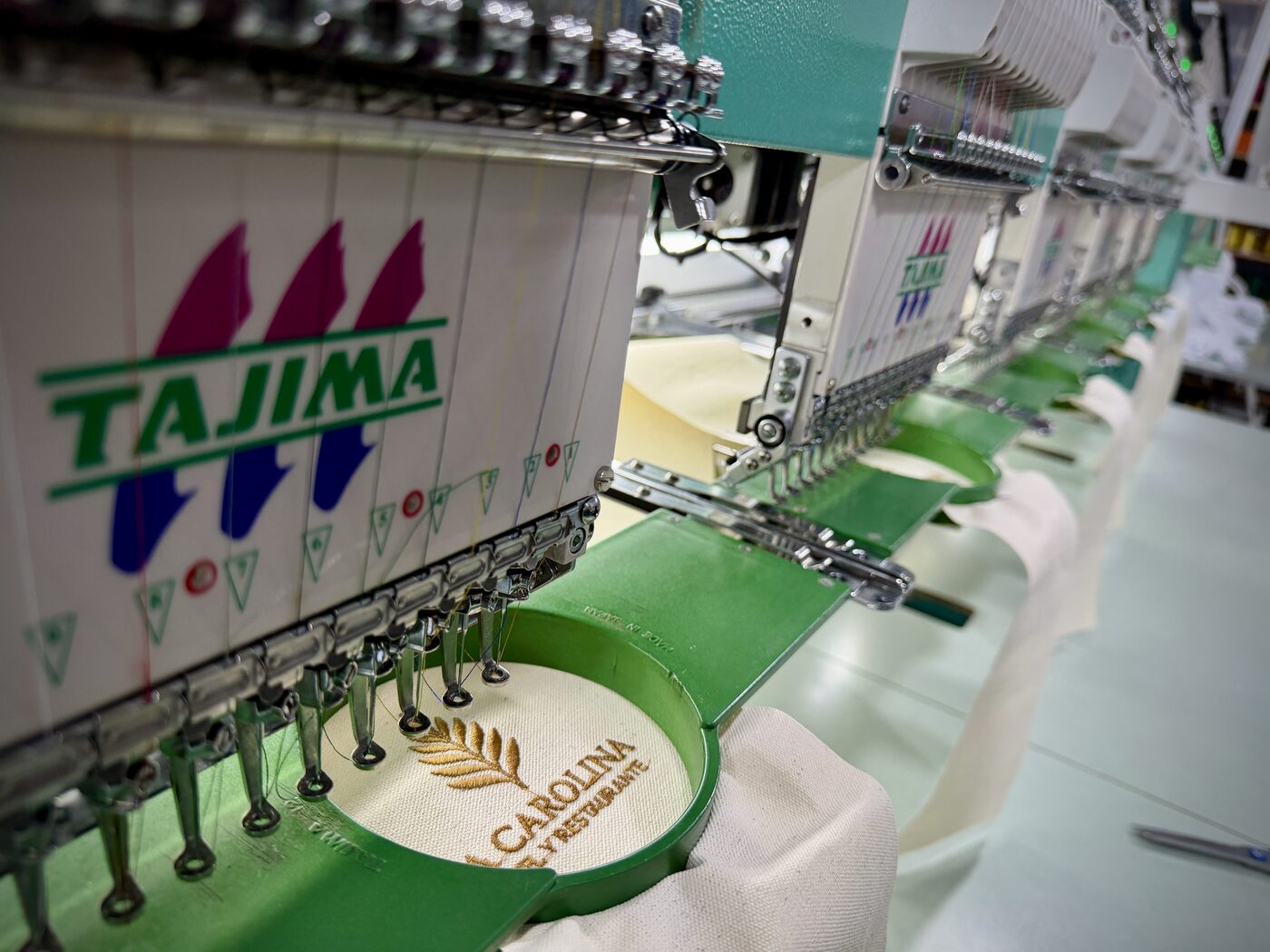 Taller Bordados Yussi — máquinas Tajima en producción